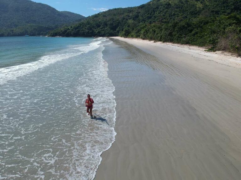 Pessoa na praia deserta na ilha Anchieta
