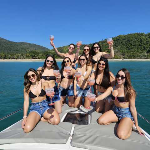 Pessoas brindando em um passeio de lancha